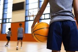 郭艾伦朱芳雨大笑吃烧烤！广州待不下去能去广东，杜锋带他打辽篮